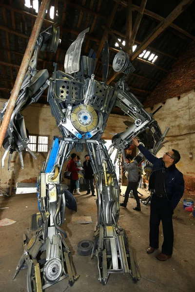 2015年3月14日 在中国中部湖南省衡阳县樟木镇的一家工厂 游客看了一款用二手车零件制造的变压器模型 — 图库照片