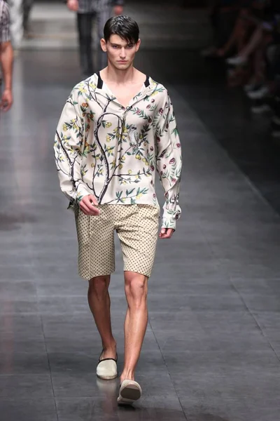 Model Zobrazuje Nové Stvoření Módní Přehlídce Dolce Gabbana Během Mužů — Stock fotografie
