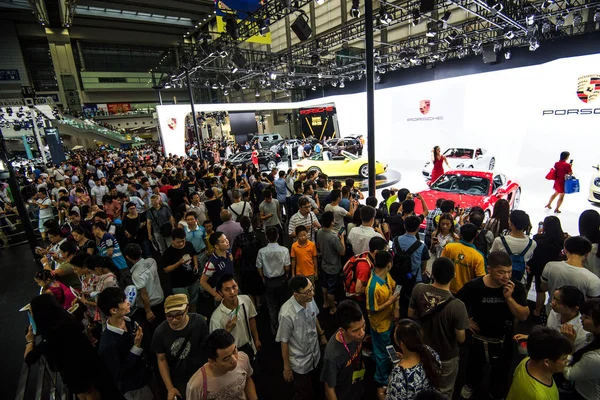 Los Visitantes Congregan Stand Porsche Durante Una Exposición Automóviles Ciudad — Foto de Stock