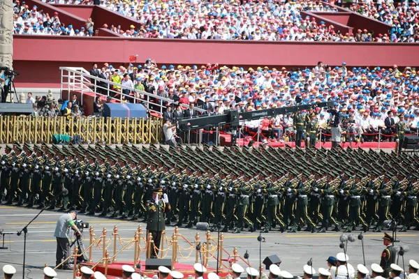 Policías Paramilitares Chinos Marchan Frente Tribuna Tiananmen Durante Desfile Militar — Foto de Stock