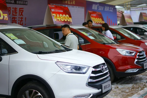 Visitantes Chineses Olham Para Carros Jac Motors Exibição Durante Uma — Fotografia de Stock