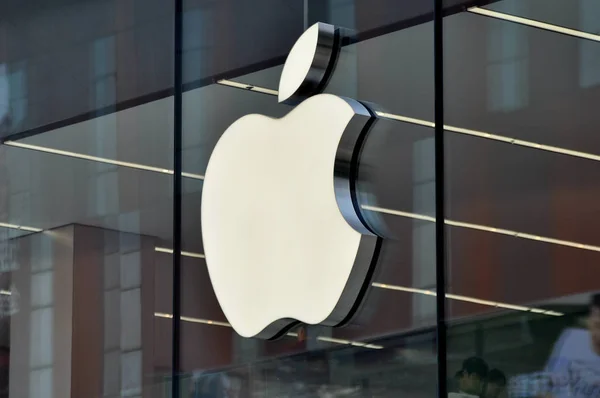 Логотип Apple Inc Знаходиться Дисплеї Скляній Фасаді Магазину Apple Місті — стокове фото