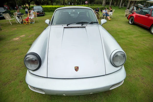 Ein Oldtimer Von Ferrari Wird Während Einer Autoshow Einem Park — Stockfoto