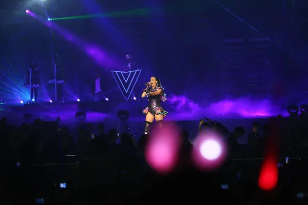 アメリカの歌手ケイティ ペリーが 2015 日彼女のプリズムで世界ツアー 中国南部の広東省 広州市の広州コンサートで実行します — ストック写真