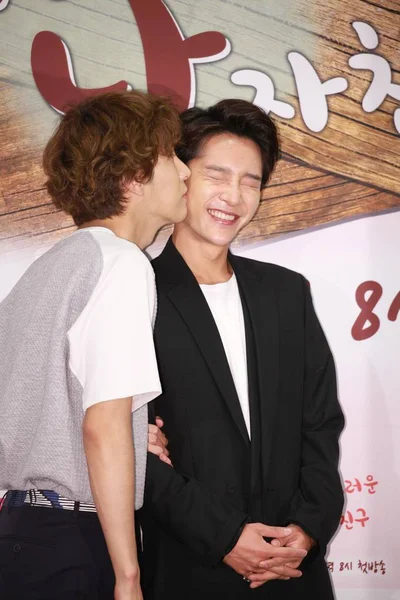 Der Südkoreanische Schauspieler Min Woo Links Küsst Den Schauspieler Jung — Stockfoto