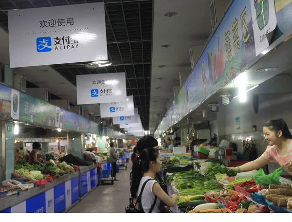 2015年9月14日 阿里巴巴集团移动支付服务支付宝的广告出现在中国东部浙江省温州市的一个自由市场上 — 图库照片