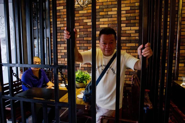Πελάτες Απεικονίζονται Μια Τραπεζαρία Ένα Εστιατόριο Θέμα Φυλακή Στην Πόλη — Φωτογραφία Αρχείου