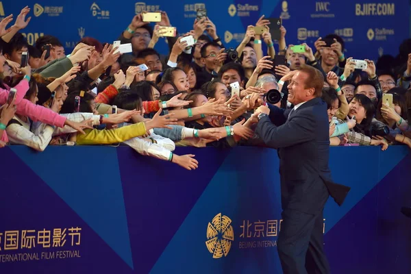 Aktor Amerika Arnold Schwarzenegger Berjabat Tangan Dengan Para Penggemar Karpet — Stok Foto