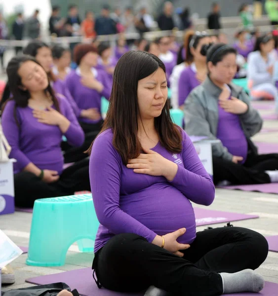 Werdende Mütter Besuchen Den Größten Yoga Gruppenkurs Der Stadt Shenyang — Stockfoto