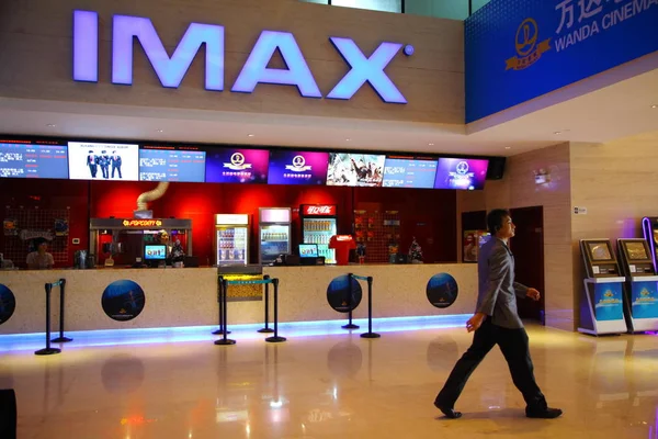 Kínai Filmgoer Sétál Wanda Cinema Felvázoló Imax Sanya City Dél — Stock Fotó