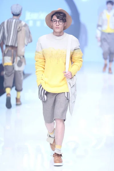 Modell Visar Skapelse Modevisning Jeanswest Fashion Award Den Kina Fashion — Stockfoto