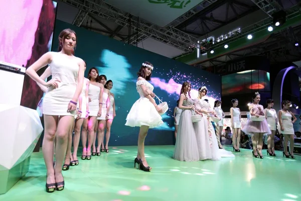 Showgirls Posieren Während Der China Digital Entertainment Expo Auch Als — Stockfoto