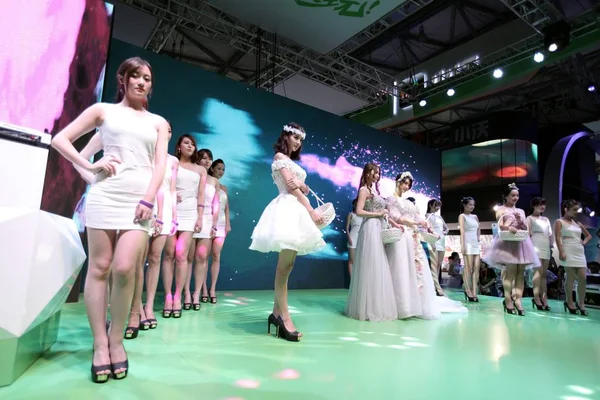 Showgirls Pose 13Th China Digital Entertainment Expo Also Known Chinajoy — Stock Photo, Image