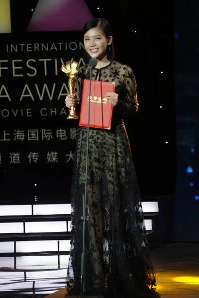 Actriz China Yang Zishan Posa Con Trofeo Premio Mejor Actriz — Foto de Stock