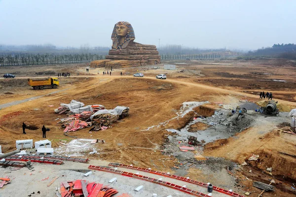 Zwiedzający Przespacerować Replikę Wielkiego Sfinks Budowie Chuzhou Great Wall International — Zdjęcie stockowe