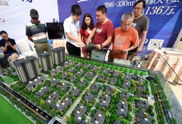 Kínai Homebuyers Nézni Ház Modellek Lakóingatlan Projekt Egy Ingatlan Valós — Stock Fotó