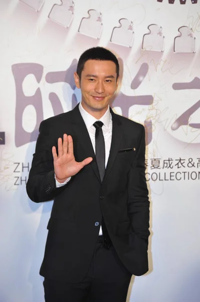 Actor Chino Huang Xiaoming Posa Mientras Llega Para Colección Primavera —  Fotos de Stock