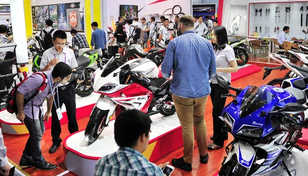 Foreign Buyers Look Motorbikes 118Th China Import Export Fair Also — Stock Photo, Image