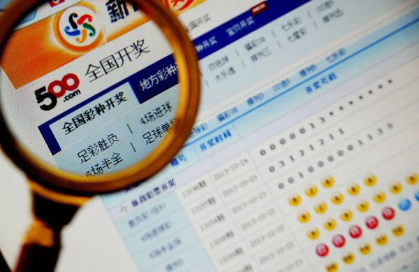 Китайский Интернет Пользователь Просматривает Веб Сайт Chinas Online Sports Lottery — стоковое фото