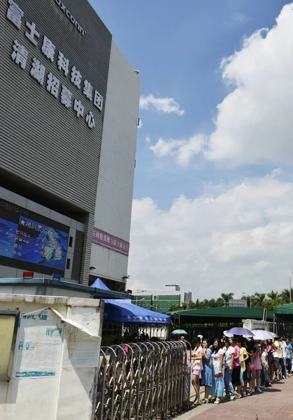 Cercatori Lavoro Cinesi Coda Presso Centro Reclutamento Foxconn Proprietà Hon — Foto Stock