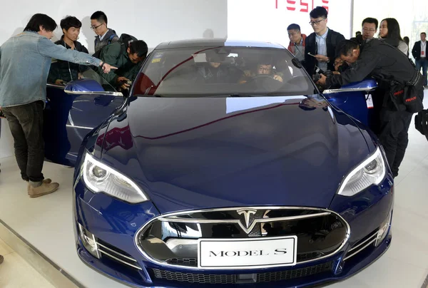 Jornalistas Experimentar Olhar Para Carro Elétrico Tesla Model Com Tesla — Fotografia de Stock