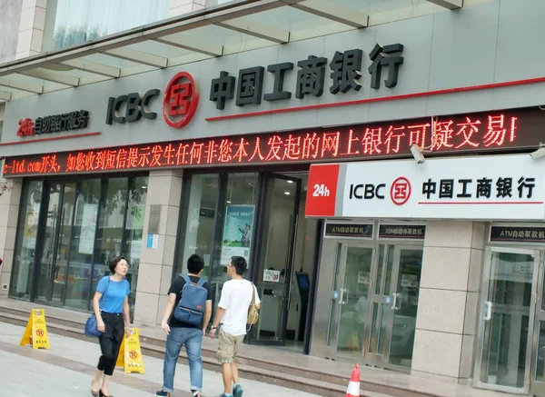 Gyalogosok Járni Elmúlt Fióktelepe Icbc Ipari Kereskedelmi Bank China Yichang — Stock Fotó