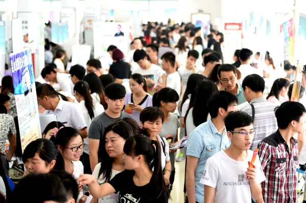 Chinesische Absolventen Drängen Sich Ständen Auf Einer Jobmesse Der Stadt — Stockfoto