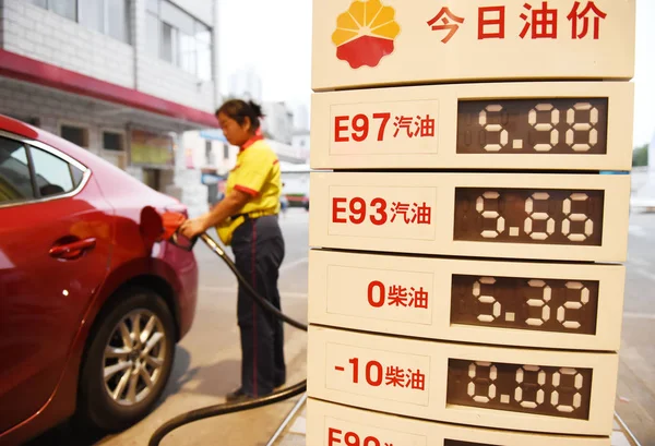 2015年9月1日 中国石油天然气集团公司 Cnpc 下属的中石油 Petrochina 的一个加油站 一名中国工人为一辆汽车加油 — 图库照片