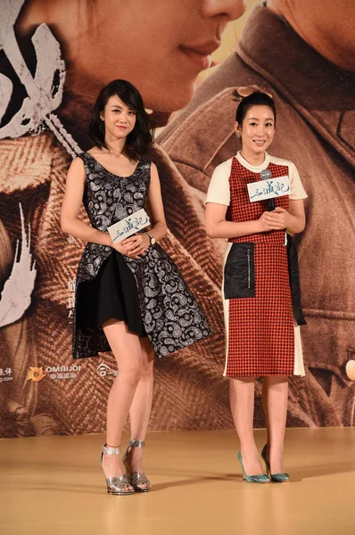 Chinese Actrices Qin Hailu Rechts Tang Wei Poseren Tijdens Een — Stockfoto