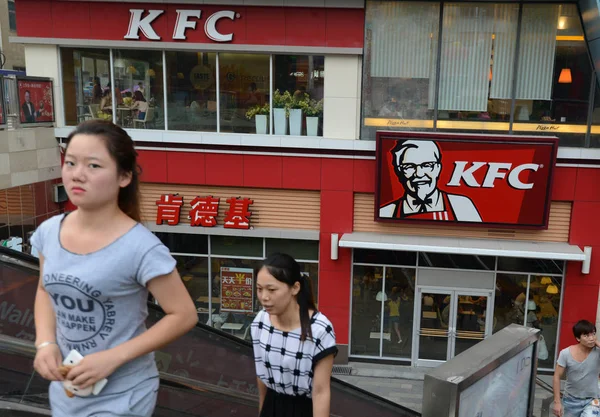 2014年7月23日 中国东部安徽省阜阳市百胜品牌 Kfc 快餐店前的行人走在人行天桥上 — 图库照片