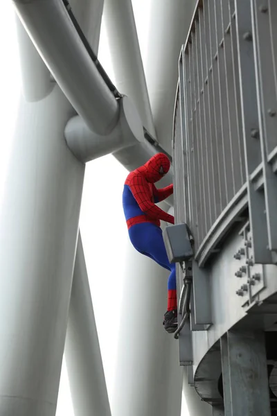 Homem Vestido Com Traje Homem Aranha Sobe Torre Cantão Para — Fotografia de Stock