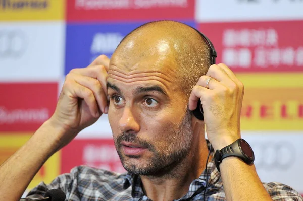 Trener Pep Guardiola Bayern Monachium Stawia Sluchawkach Konferencji Prasowej Jego — Zdjęcie stockowe