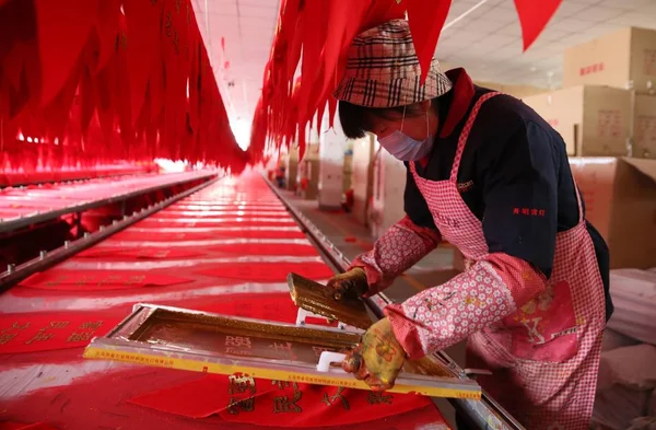 Trabalhador Chinês Imprime Caracteres Chineses Tecidos Usados Para Fazer Lanternas — Fotografia de Stock