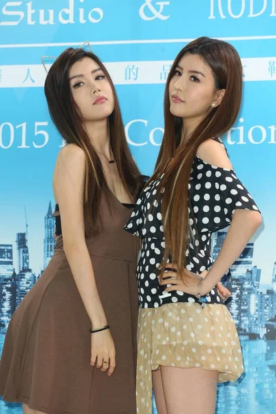 Twin Sisters Miko Yumi Singaporean Girl Group By2 Pose Press — Stock Photo, Image