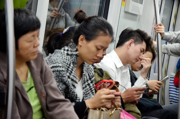 Passageiros Chineses Usam Seus Smartphones Trem Metrô Cidade Guangzhou Província — Fotografia de Stock