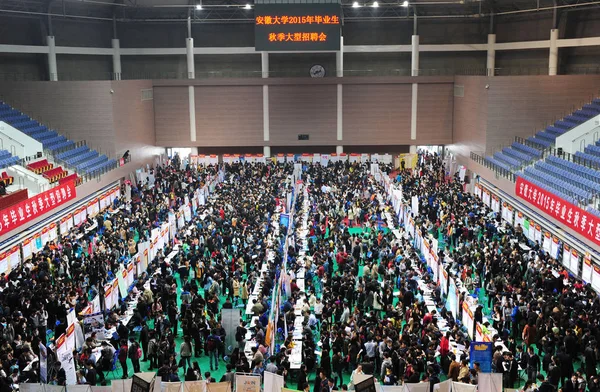 中国人留学生 卒業生は安徽省合肥市 中国東部の安徽省 2015 日大学就職フェア中にブースを群衆します — ストック写真