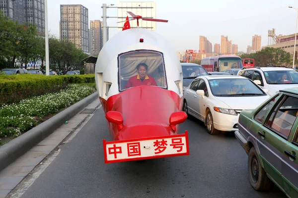 Ingeniero Chino Retirado Yuan Jingying Conduce Vehículo Forma Helicóptero Casero — Foto de Stock