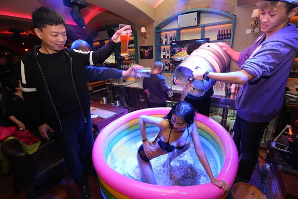 Čínští Zákazníci Nalít Pivo Těle Sobě Bikiny Babe Dětský Bazén — Stock fotografie