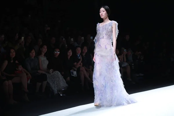 Mannequin Présente Une Nouvelle Création Défilé Mode Marque Chinoise Robe — Photo
