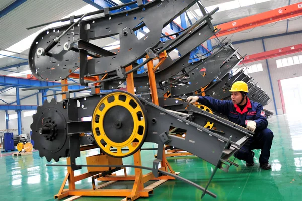 Chinese Worker Assembles Escalator Factory Yichang City Central China Hubei — Stock Photo, Image