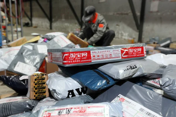 Chinese Worker Sorts Parcels Most Which Online Shopping Distribution Center — Stock Photo, Image