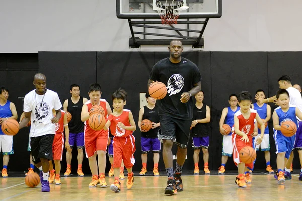 Nba Star Lebron James Front Center Instructs Young Chinese Kids — Stock Photo, Image