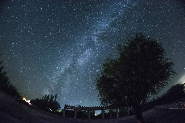 Pohled Hvězdnou Oblohu Nad Kubuqi Pouští Během Sedm Star Lake — Stock fotografie