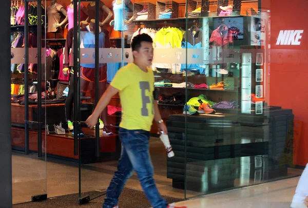 Zákazník Opustí Prodejna Sportovních Přísahy Nike Šanghaji Čína Srpna 2012 — Stock fotografie