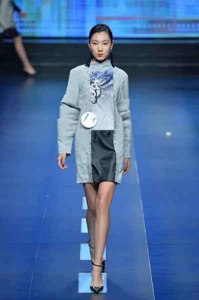 モデルは ヘンペル賞 中国ファッション週秋 2015 年度までの北京 2015 日に第 回中国国際若いファッション デザイナー コンテストで新しい創造を表示します — ストック写真