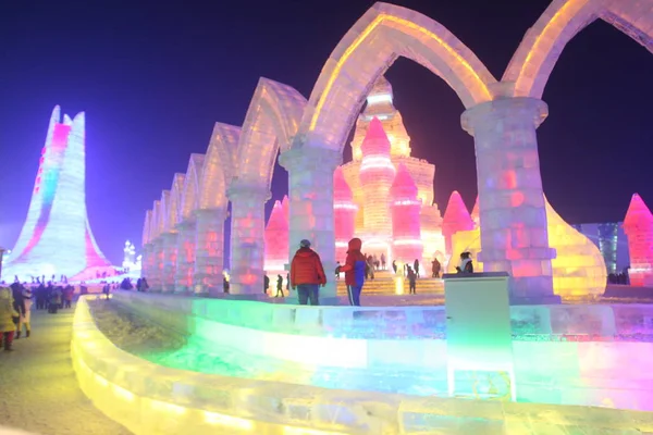 2015年12月22日 在中国东北黑龙江省哈尔滨市举行的第32届哈尔滨国际冰雪节前的冰雕夜景 — 图库照片