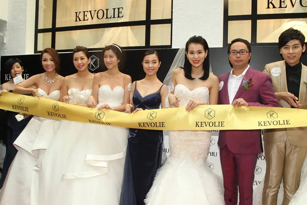 香港女星吴美丽 和嘉宾在2015年8月10日于中国香港举行的 科维里 婚纱店开幕式上摆姿势 — 图库照片