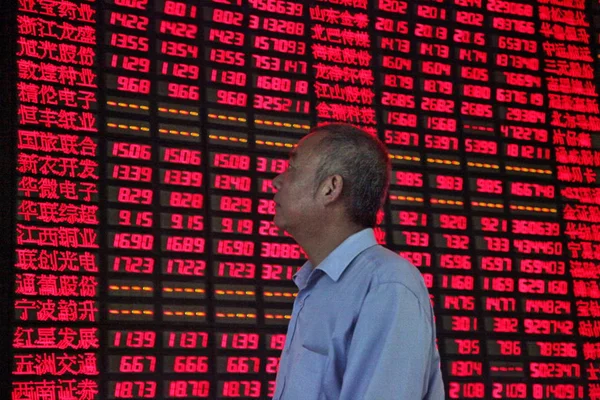 Investor Cina Melihat Harga Saham Merah Untuk Kenaikan Harga Sebuah — Stok Foto