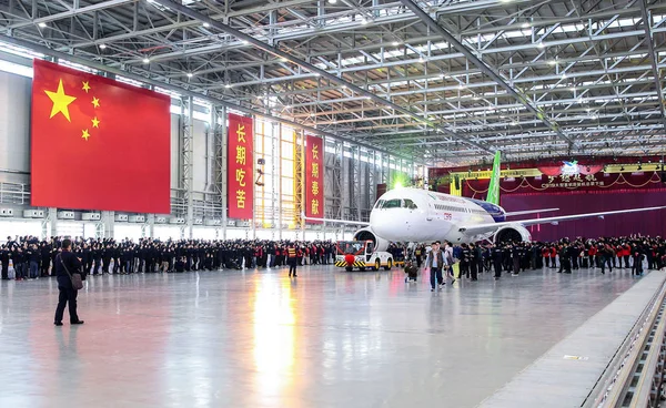 China Eerste Zelfgemaakte Grote Personenauto Jet C919 Wordt Getrokken Uit — Stockfoto