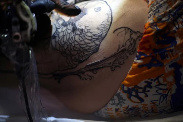 Tatuador Chinês Wang Wenbin Pinta Coxa Cliente Estúdio Tatuagem Shanghai — Fotografia de Stock